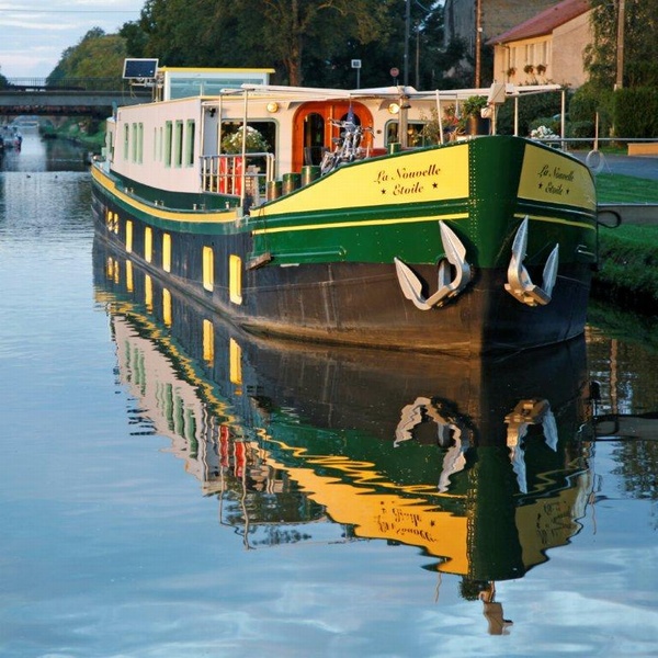 Nuestro buque, "La Nouvelle Etoile" atracado en uno de los Canales de Francia CRUCEROS FLUVIALES CANALES DE FRANCIA CANALES DE HOLANDA LA NOUVELLE ETOILE CRUCEROS FAMILIAS HOLANDA ALEMANIA CRUCEROS EN GRUPO CHARTER ALQUILER DE BARCOS